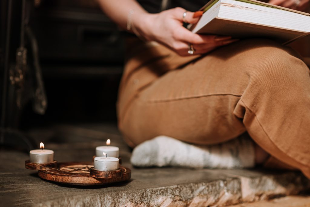 Vrouw leest spiritueel boek